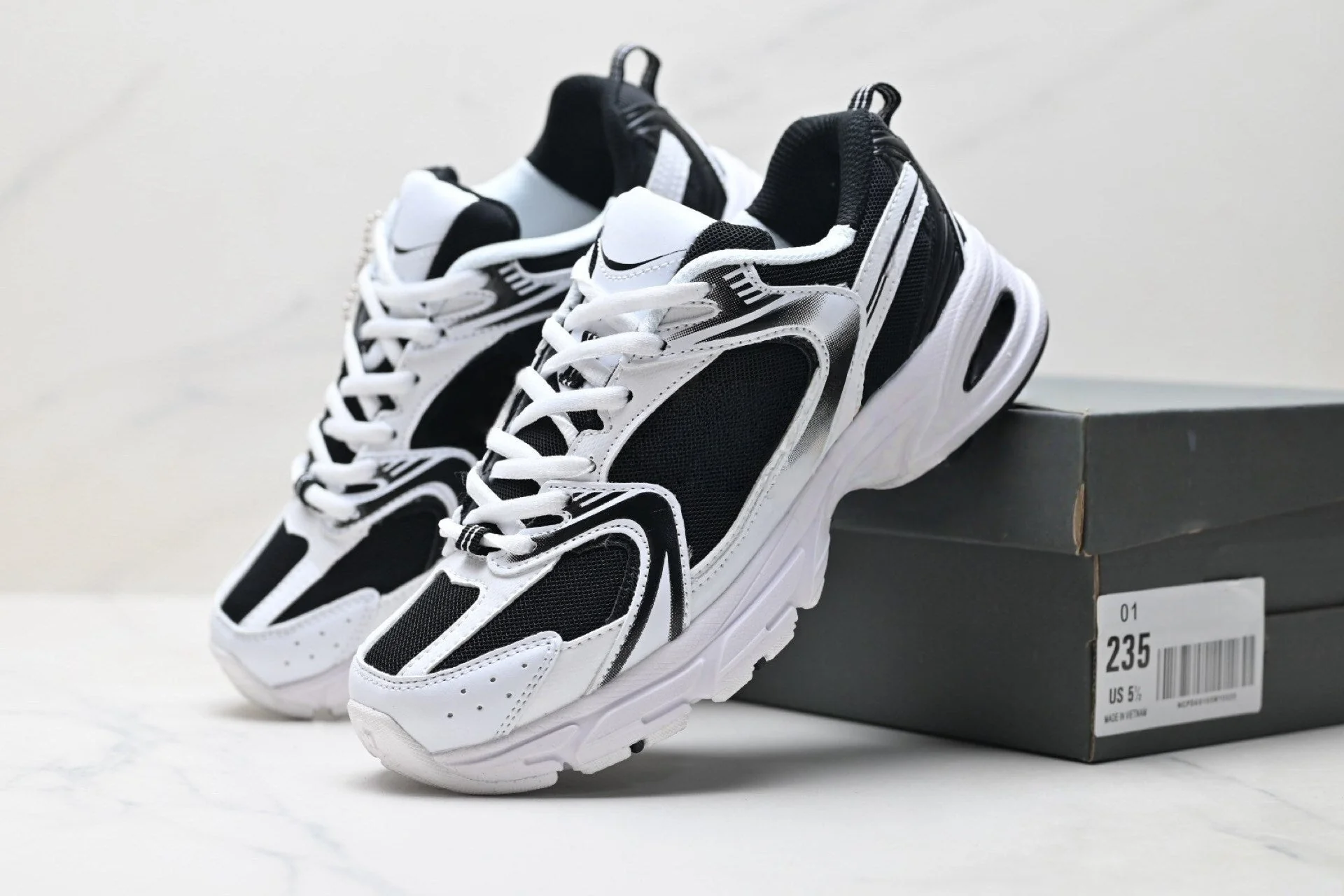 T588-819   Bestselling sneakers